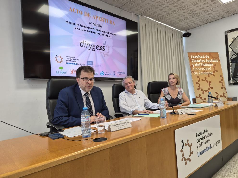 Francisco de Asís González, junto al decano de la Facultad CCSS, Alberto Nicolás, y la directora del Máster, Mariola García