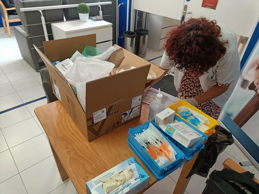 Preparación de las vacunas por parte de una profesional de enfermería.