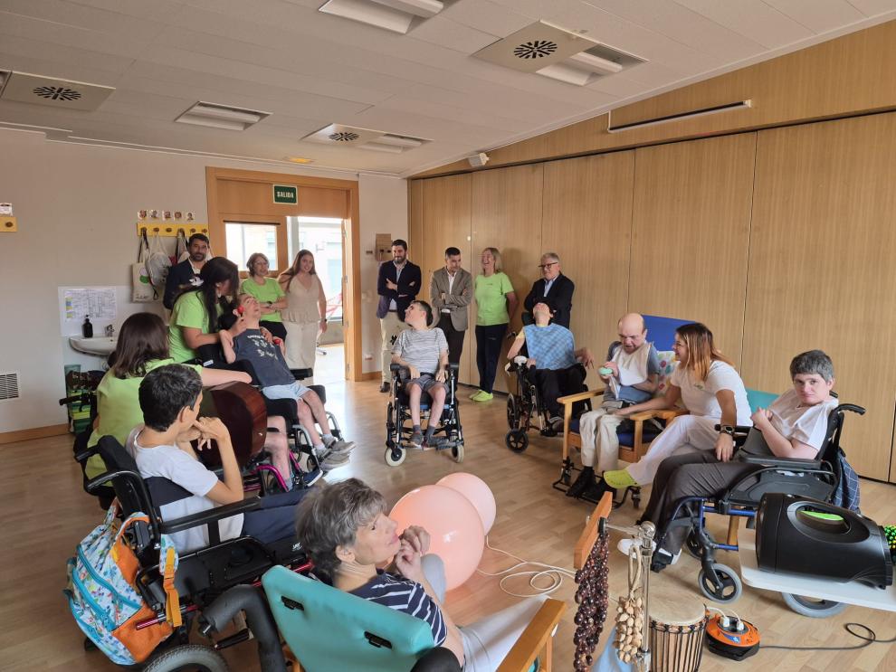 Alejandro Nolasco y David Sainz, durante un momento de la visita a Fundación Aspace Zaragoza