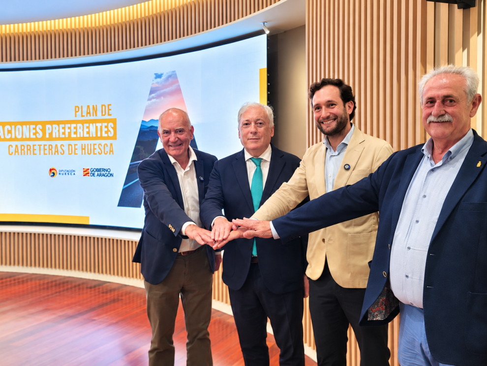 El consejero Octavio López, el presidente de la DPH, Isaac Claver; el director general de Carreteras e Infraestructuras, Miguel Ángel Arminio, y el diputado delegado de obras de la DPH, Álvaro Bescós.