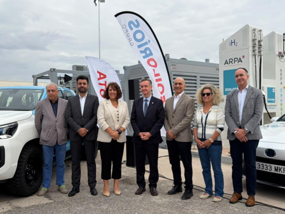 Representantes del Departamento de Medio Ambiente y Turismo en Aragón, junto a Toyota España, Zoilo Ríos y el consejero de Medio Ambiente y Turismo, Luis Biendicho, este miércoles
