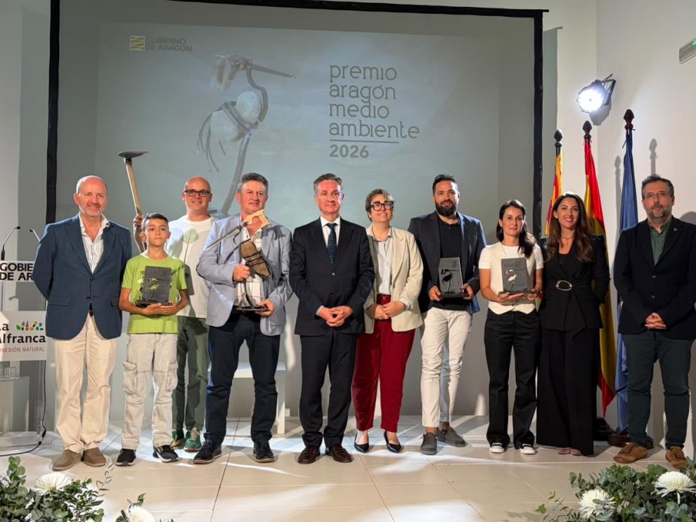 Galardonados con el premio Aragón Medio Ambiente 2026 junto a miembros del Departamento de Medio Ambiente y Turismo; el consejero Luis Biendicho y la consejera de Agricultura, Ganadería y Alimentación, Arancha Simón