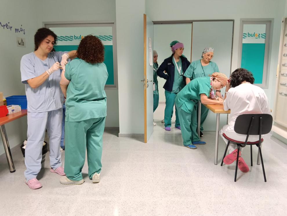 Vacunación de trabajadores en el Hospital Universitario Miguel Servet de Zaragoza, esta mañana en el área de Cirugía sin Ingreso