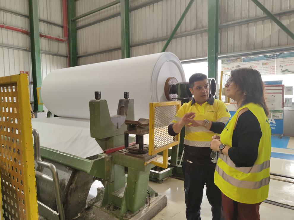 La consejera de Economía, Competitividad y Empleo, Eva Valle, ha visitado la planta zaragozana de Torraspapel