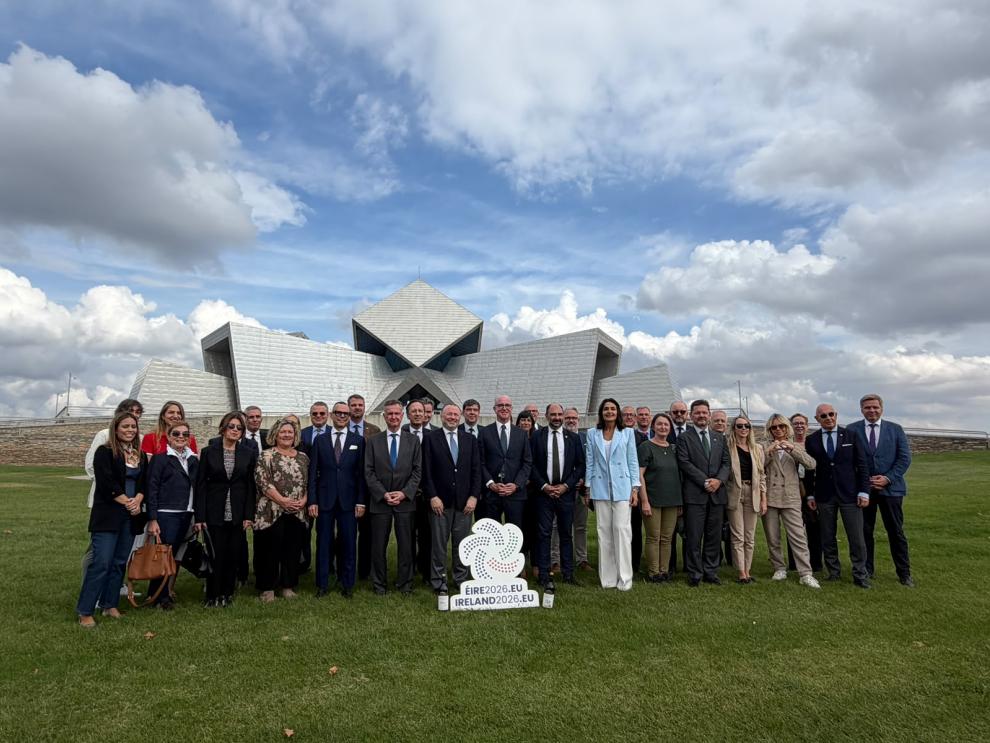 El consejero de Medio Ambiente y Turismo, Luis Biendicho, junto a los embajadores de la UE y el resto de autoridades este martes en Barbastro