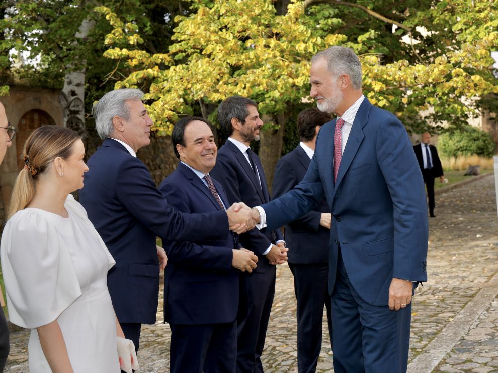 El presidente Azcón saluda a Su Majestad El Rey en el Monasterio de Poblet.