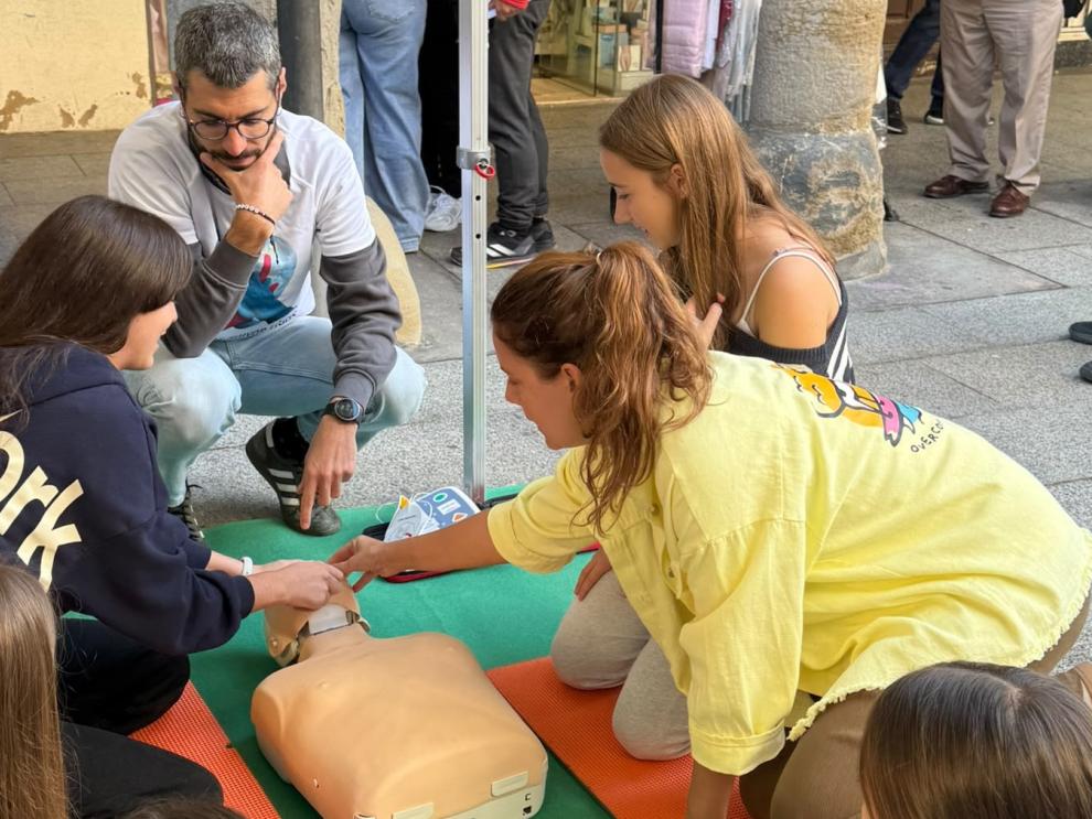 Estudiantes aprendiendo en Barbastro como reconocer una parada cardiorrespiratoria y saber reaccionar adecuadamente