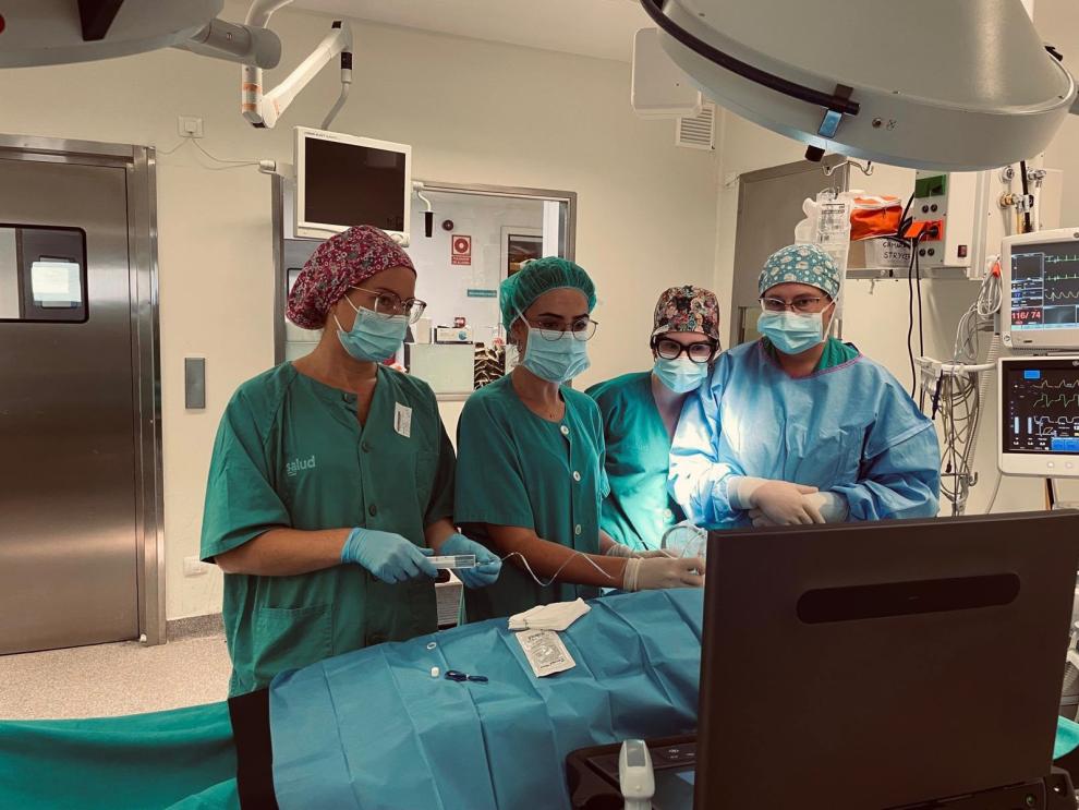 Profesionales de Anestesia y Enfermería en una intervención quirúrgica en el Hospital de Barbastro