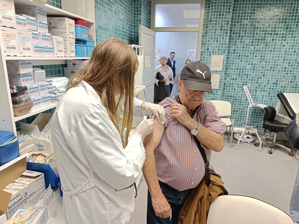 Un usuario se vacuna hoy en el centro de salud de San José.