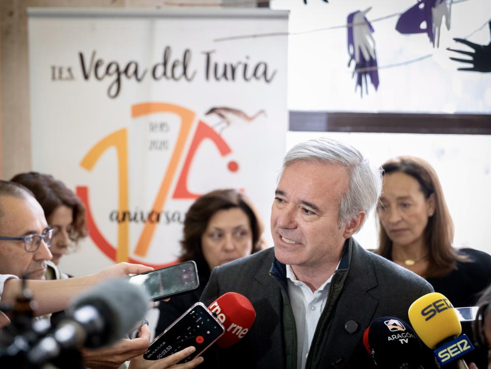 El presidente Jorge Azcón, durante su visita al IES Vega del Turia.