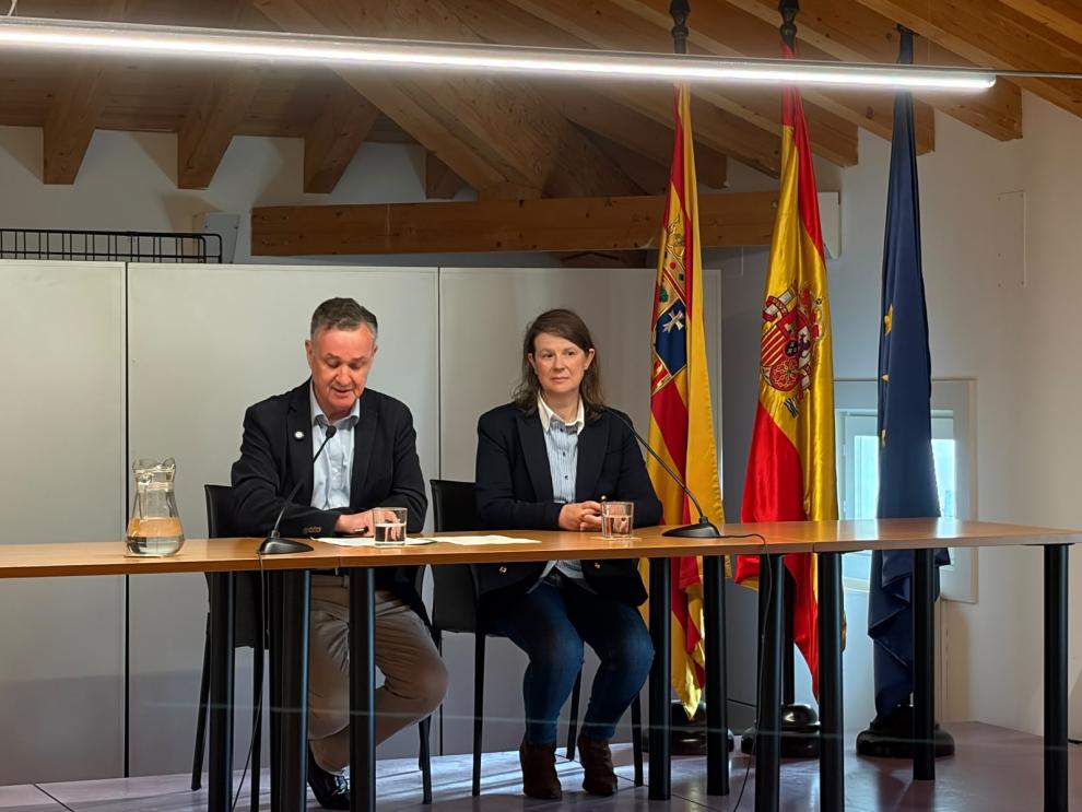 El consejero de Medio Ambiente y Turismo, Luis Biendicho, junto a la directora general de Gestión Forestal, Ana Oliván, este martes en las jornadas técnicas en La Alfranca