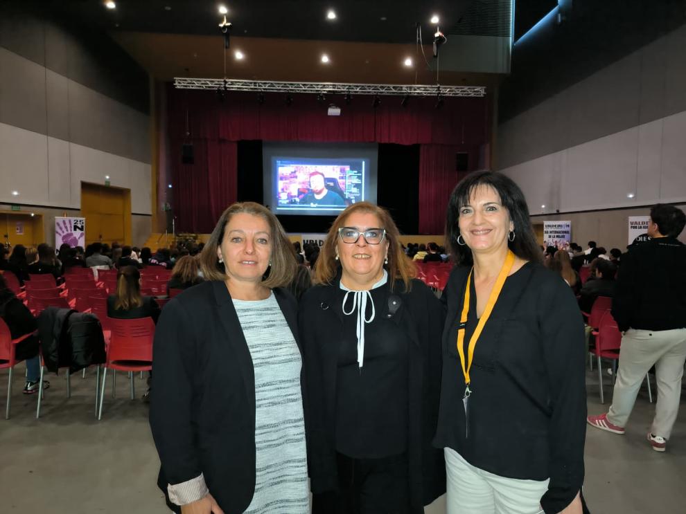 La directora del IAM, junto a la directora de servicios sociales y la consejera de Igualdad y Empleo de la Comarca de Valdejalón, este miércoles en las jornadas en Épila