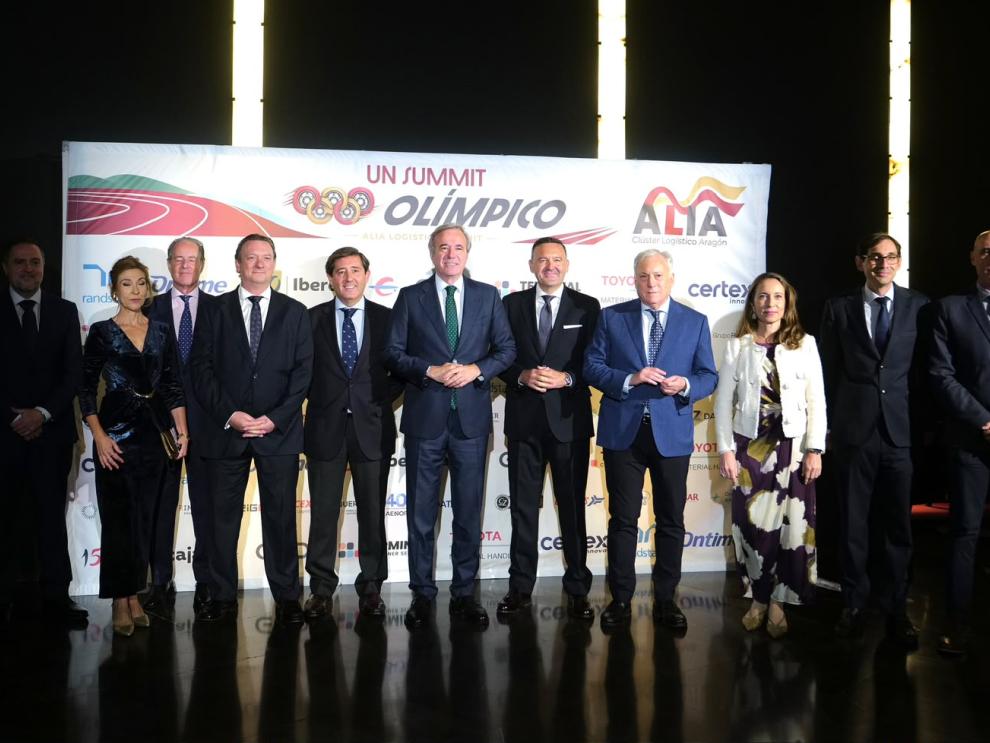 El presidente Jorge Azcón y el consejero Octavio López, junto a los responsables de ZLC, APL, la Dirección de Planificación Logística y los directivos de ALIA.