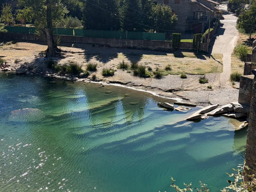 Imagen de archivo. El río Ara a su paso por Boltaña, en Huesca