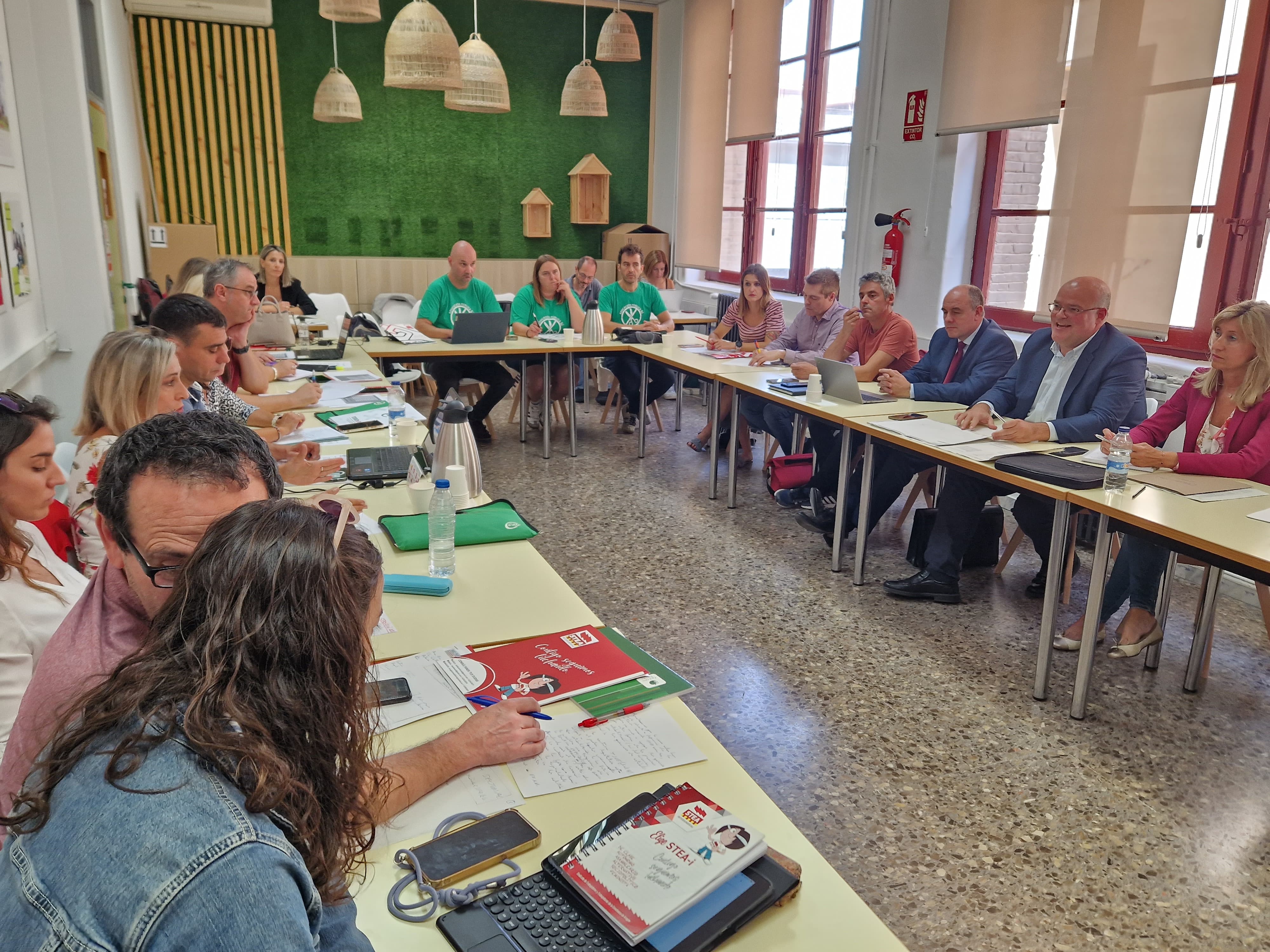 El Gobierno de Aragón convocará más de 1.000 plazas docentes en las ...